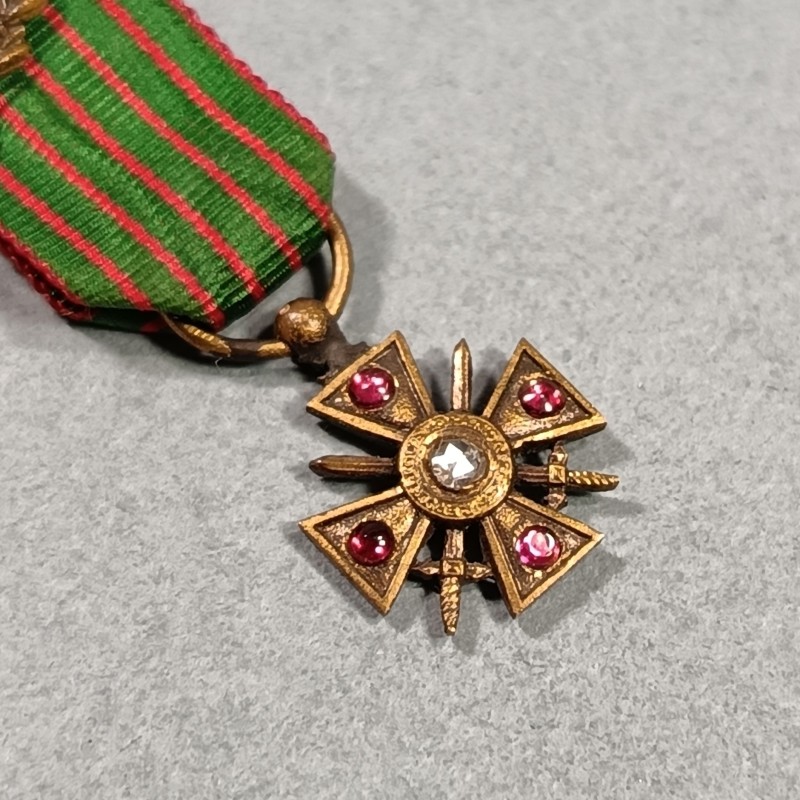 FRANCE REDUCTION DE LA MEDAILLE CROIX DE GUERRE DATE 1915 AVEC PETITS RUBIS OU PIERRES GUERRE 1914 1918